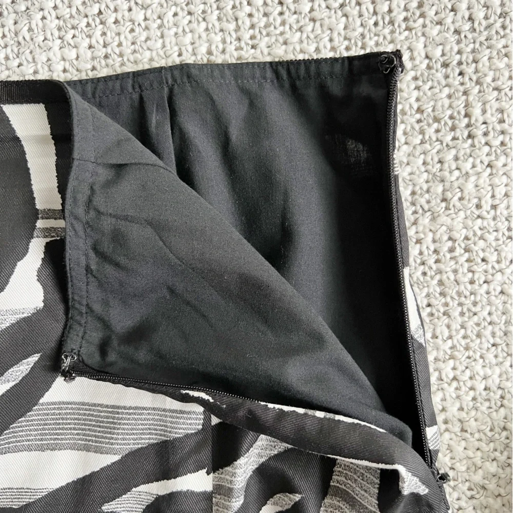 Dana Buchman | Black & White Abstract A-Line Skirt Size 6